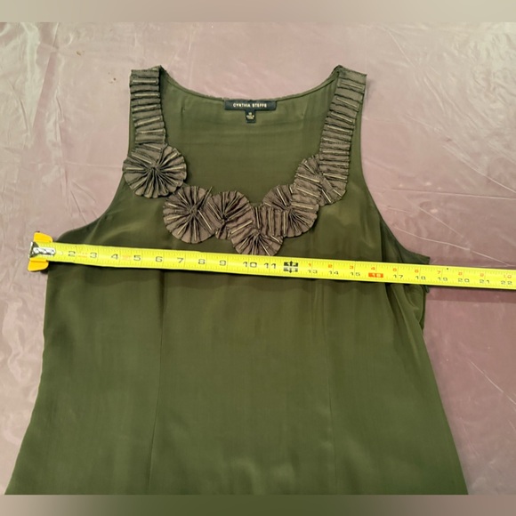 Cynthia Steffe 100% Silk Olive Green sleeveless blouse Size 10/Medium MSRP &195 - Picture 3 of 10